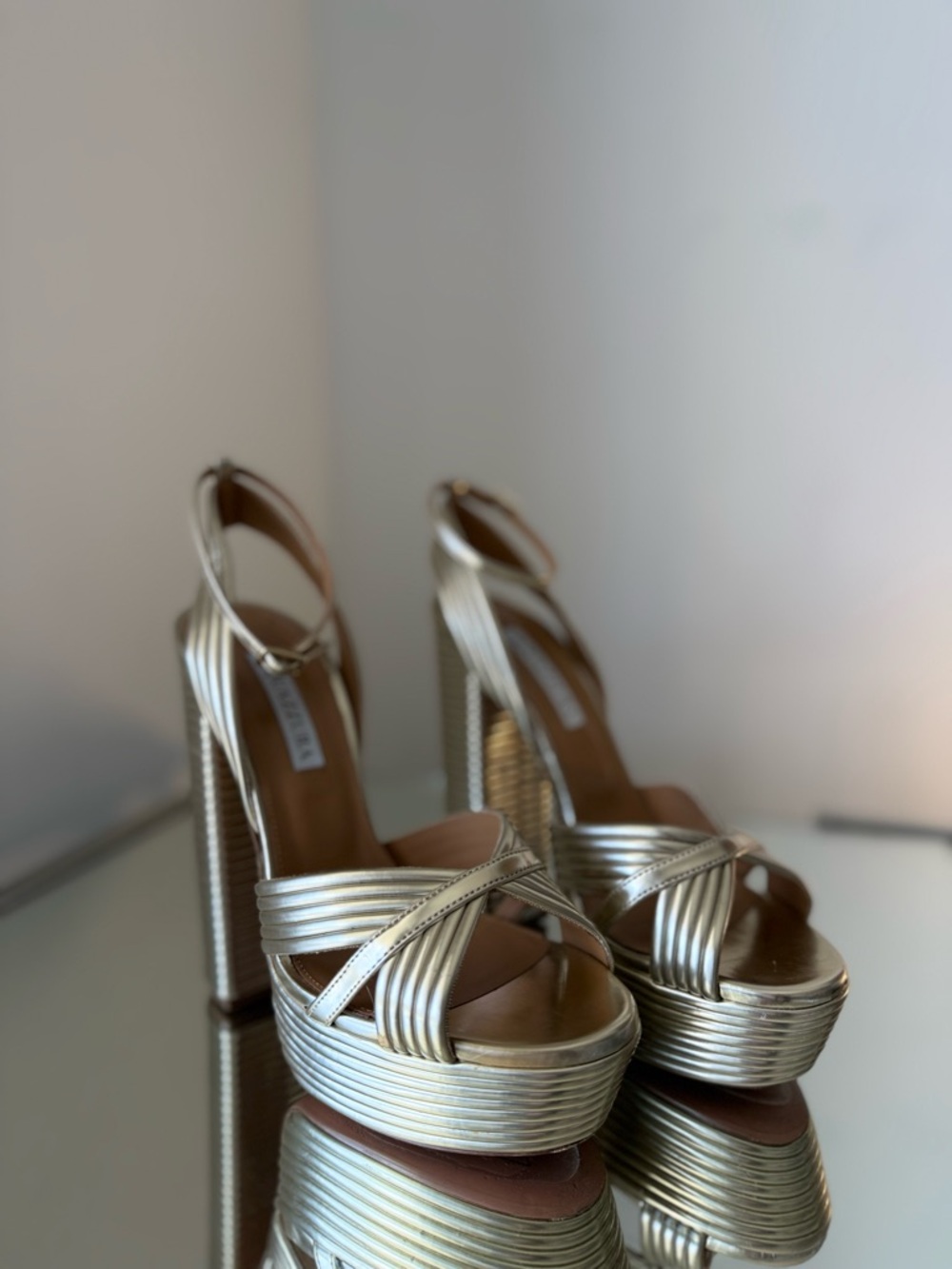 AQUAZZURA Sundance 140 metallic leather platform sandals
$1,085 38.5 - Picture 9 of 16